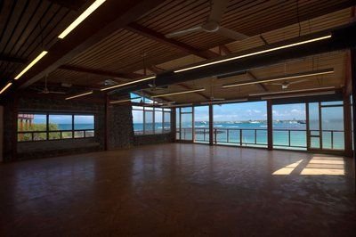 Ocean-front hall — Open configuration