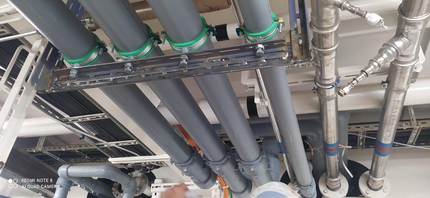 Parallel pipe runs — Supports, clamping and grounding continuity